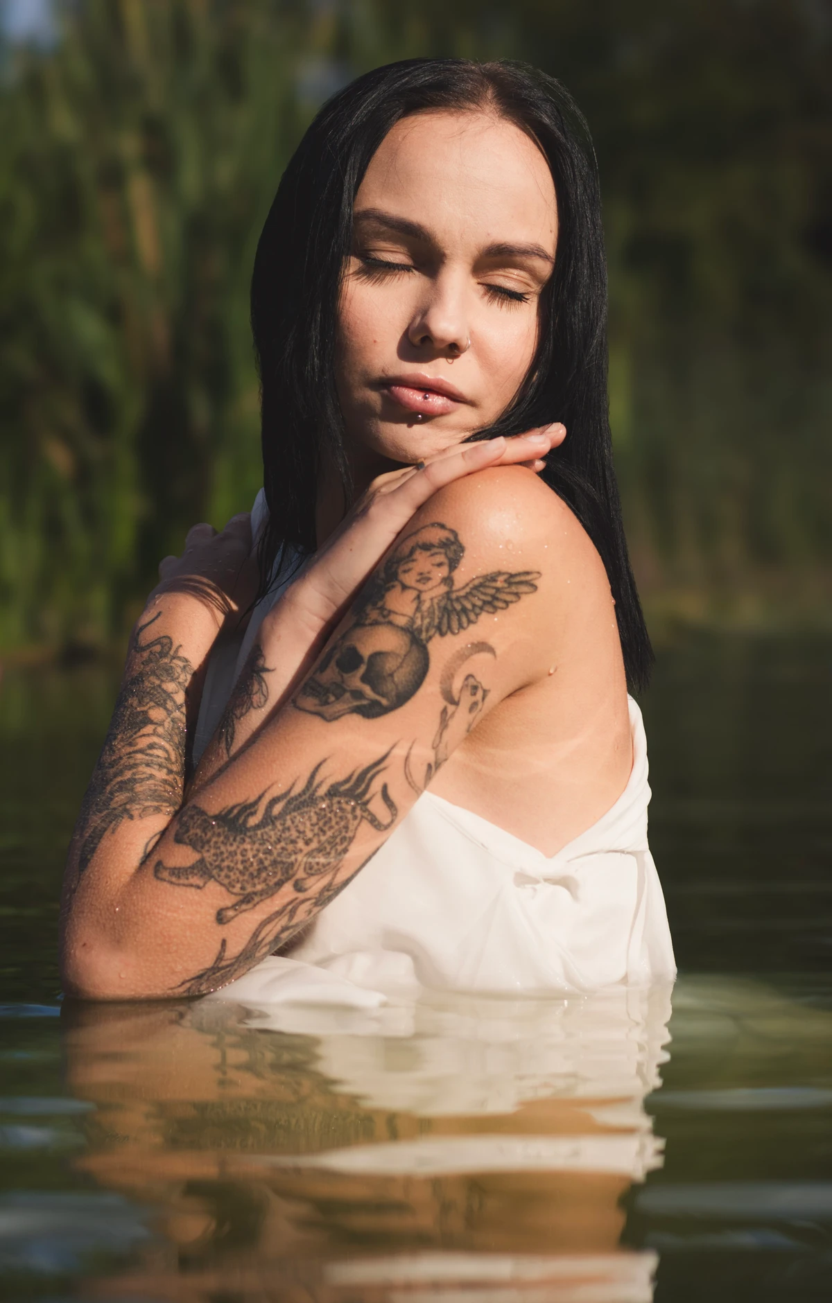 Portret kobiety w białej sukni w wodzie